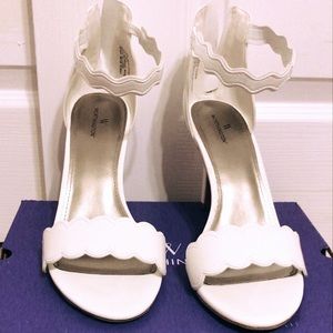 White size 10M beautiful and comfortable heels!